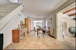 In the heart of the Baux de Provence valley, charming house with view