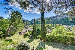 In the heart of the Baux de Provence valley, charming house with view