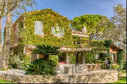 Charme provençal et luxe contemporain pour cette propriété au coeur du village …