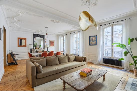 Paris 17th District – A meticulously renovated pied a terre