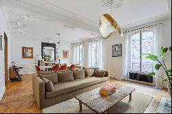 Paris 17th District – A meticulously renovated pied a terre