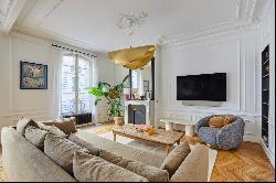 Paris 17th District – A meticulously renovated pied a terre