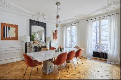 Paris 17th District – A meticulously renovated pied a terre