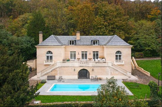 15 minutes from Versailles – An elegant property set in 3400 sqm of leafy grounds. With a