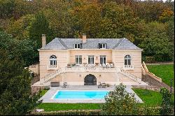 15 minutes from Versailles – An elegant property set in 3400 sqm of leafy grounds. With a