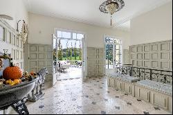 15 minutes from Versailles – An elegant property set in 3400 sqm of leafy grounds. With a