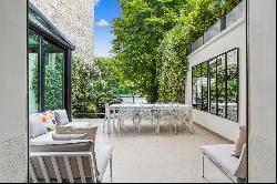 Paris 16th District - An exceptional property with a swimming pool