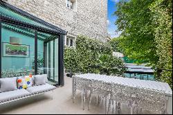 Paris 16th District - An exceptional property with a swimming pool