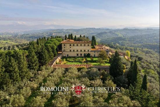 PERIOD VILLA FOR SALE JUST 15 MINUTES FROM THE HISTORICAL CENTER OF FLORENCE