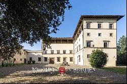 PERIOD VILLA FOR SALE JUST 15 MINUTES FROM THE HISTORICAL CENTER OF FLORENCE