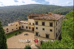 PERIOD VILLA FOR SALE JUST 15 MINUTES FROM THE HISTORICAL CENTER OF FLORENCE