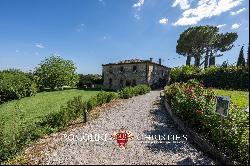 FARMHOUSE WITH POOL FOR SALE ALONG THE RIVER IN TUSCANY, SIENA