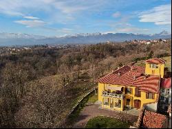 Estate with extensive grounds and spectacular views of the Piedmont Alps