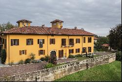 Estate with extensive grounds and spectacular views of the Piedmont Alps