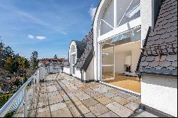 Light-flooded, spacious penthouse with fireplace and elevator directly to the apartment