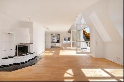 Light-flooded, spacious penthouse with fireplace and elevator directly to the apartment