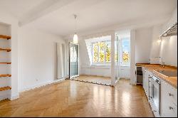 Box seat on the Schlosskanal: 3- to 4-room apartment in a dreamlike gem of an old building