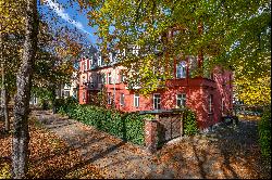 Box seat on the Schlosskanal: 3- to 4-room apartment in a dreamlike gem of an old building