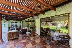 House in El Huinganal, 5 bedrooms, large patio. Close to schools.