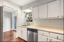 Charming Townhome In Desirable Buckhead Community