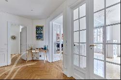 **Elegant 3-Bedroom Apartment between the Triangle d'Or and Trocadéro**