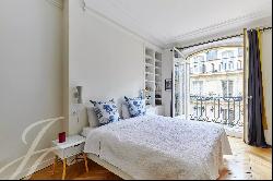 **Elegant 3-Bedroom Apartment between the Triangle d'Or and Trocadéro**