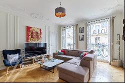 **Elegant 3-Bedroom Apartment between the Triangle d'Or and Trocadéro**