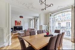 **Elegant 3-Bedroom Apartment between the Triangle d'Or and Trocadéro**