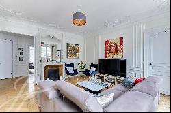 **Elegant 3-Bedroom Apartment between the Triangle d'Or and Trocadéro**