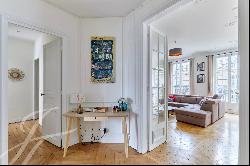 **Elegant 3-Bedroom Apartment between the Triangle d'Or and Trocadéro**