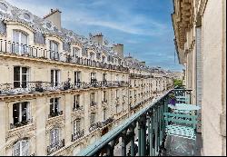 **Elegant 3-Bedroom Apartment between the Triangle d'Or and Trocadéro**