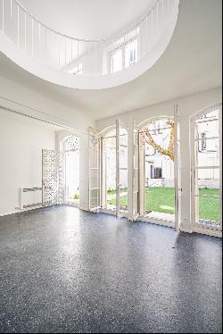 Nice property with gardens, terrace ans swimming-pool in the heart of Paris.