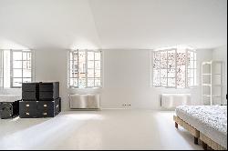 Nice property with gardens, terrace ans swimming-pool in the heart of Paris.