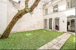 Nice property with gardens, terrace ans swimming-pool in the heart of Paris.