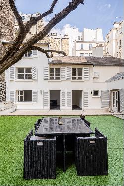 Nice property with gardens, terrace ans swimming-pool in the heart of Paris.