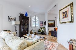 Elegant and spacious corner unit in central Eixample