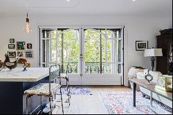 Elegant and spacious corner unit in central Eixample