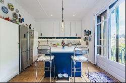 Elegant and spacious corner unit in central Eixample