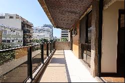 Spacious apartment near the beach with excellent potential