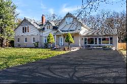 A Relaxed Country Feel in this Airy Colonial