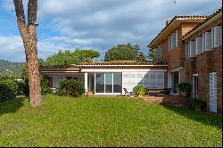 House with sea views, swimming pool and large garden in Cabrera de Mar