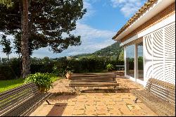 House with sea views, swimming pool and large garden in Cabrera de Mar