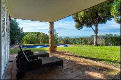 House with sea views, swimming pool and large garden in Cabrera de Mar