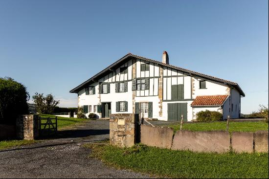 ESPELETTE, 17th  CENTURY 350 SQ.M FARMHOUSE