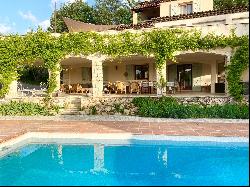 Large dominant home with big open views in Roquefort Les Pins