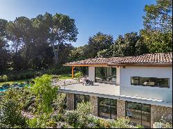 Magnificent contemporary house in sought after domain in Biot