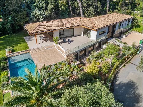 Magnificent contemporary house in sought after domain in Biot