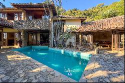 Magnificent rustic house with views of Ferradura Beach and a large garden