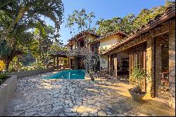 Magnificent rustic house with views of Ferradura Beach and a large garden