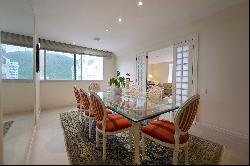 High-floor apartment with ocean and Pedra da Gávea views in São Conrado